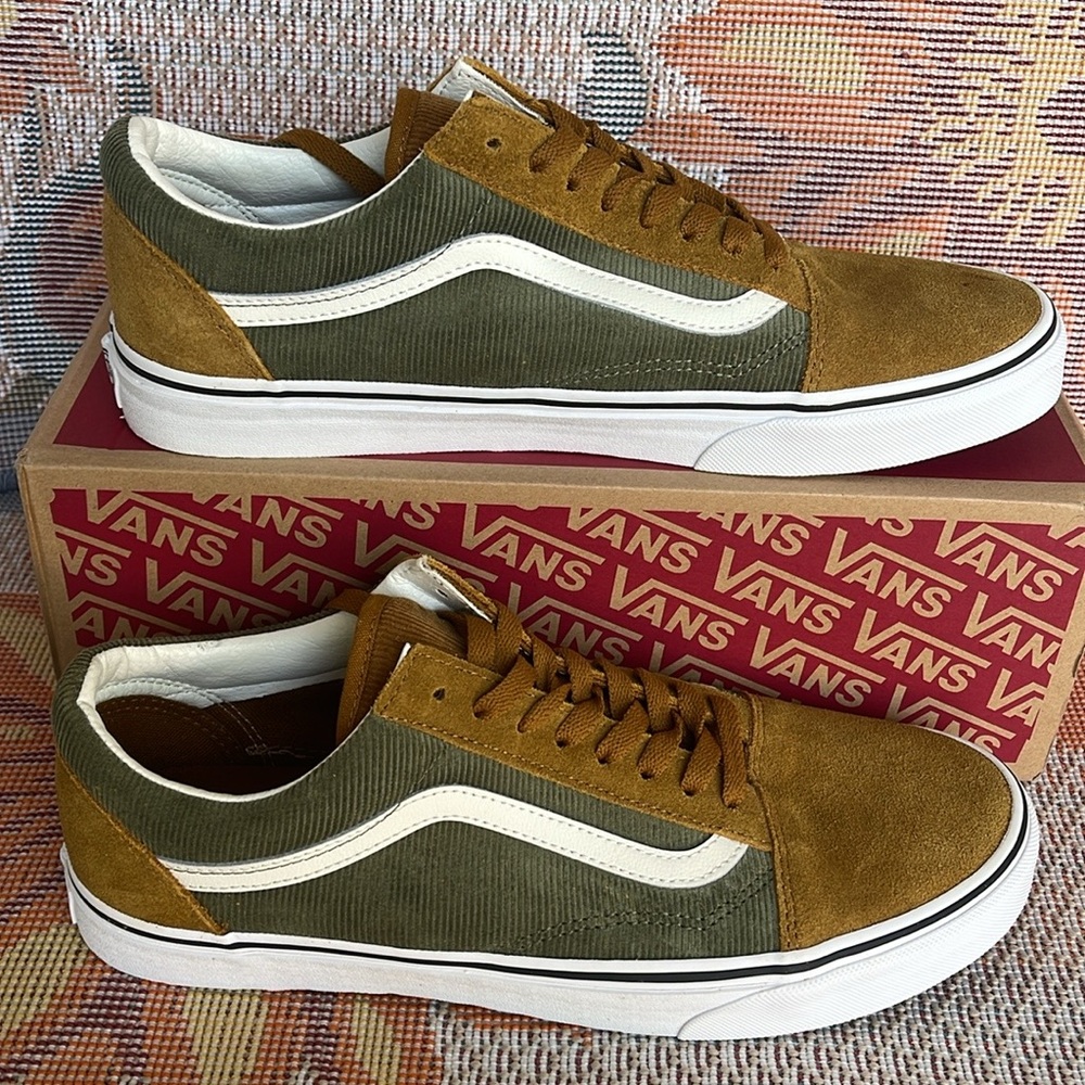 Vans Men’s Old Skool
Mini Cord Green/Brown
VN000ZNIT20A
Sneakers
Corduroy Shoe - Picture 6 of 16